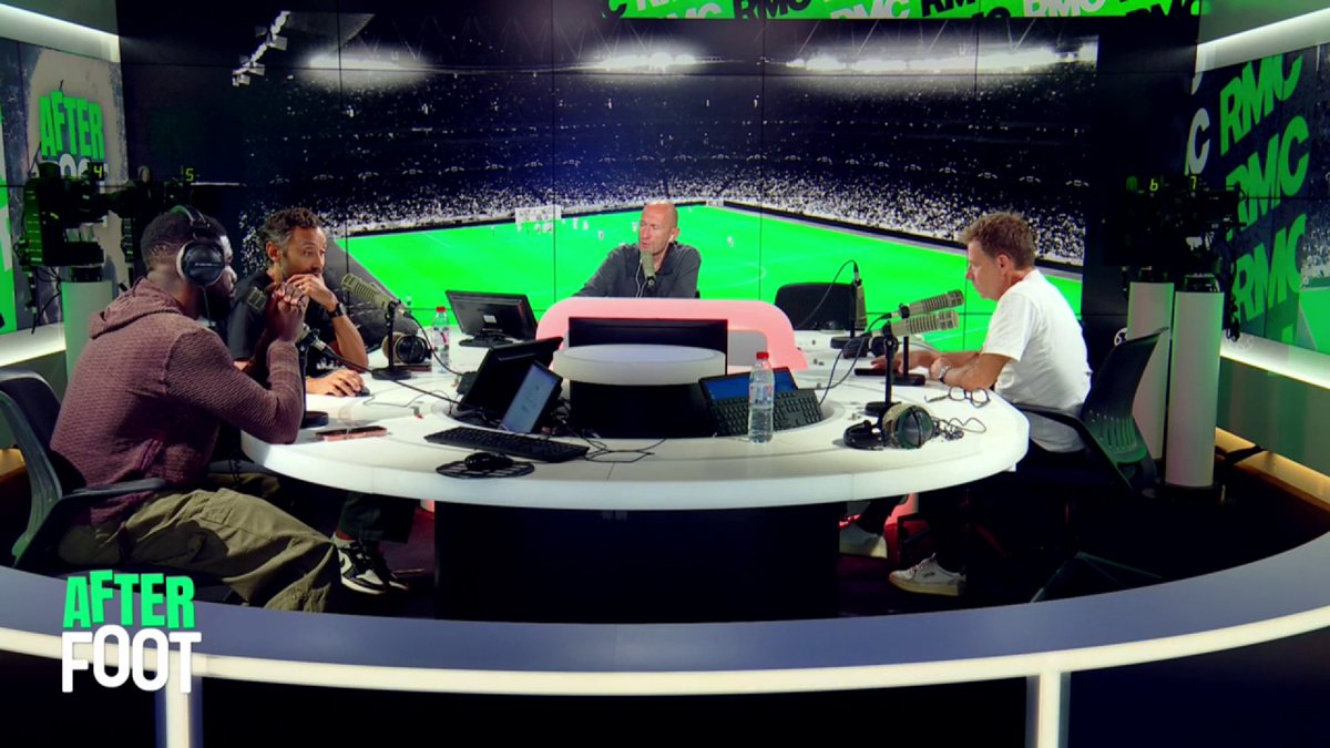 🎙🇧🇷 "Vinicius, depuis 3 ans et le Ballon d'Or qu'il n'a pas eu, j'ai énormément de doutes sur sa capacité à être un bon joueur de foot... Techniquement, c'est devenu un joueur extrêmement limité." Adam, auditeur, s'est exprimé sur Vinicius et a amené un gros débat en plateau.