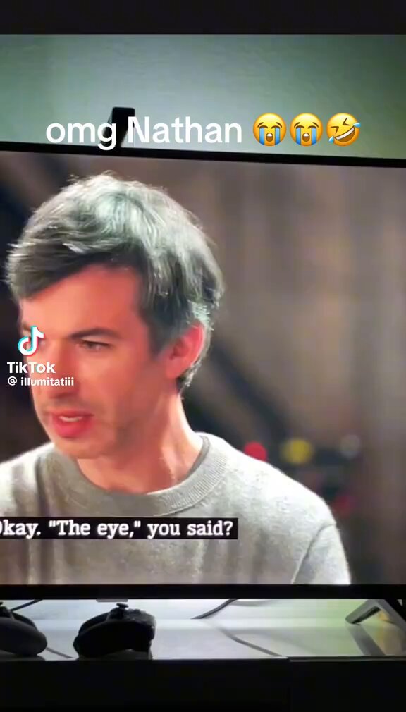 aprovecho que están todos reflotando clips de nathan fielder para mostrar uno de mis favoritos que es cuando le explican la miradita que hace una mina cuando quiere que la beses