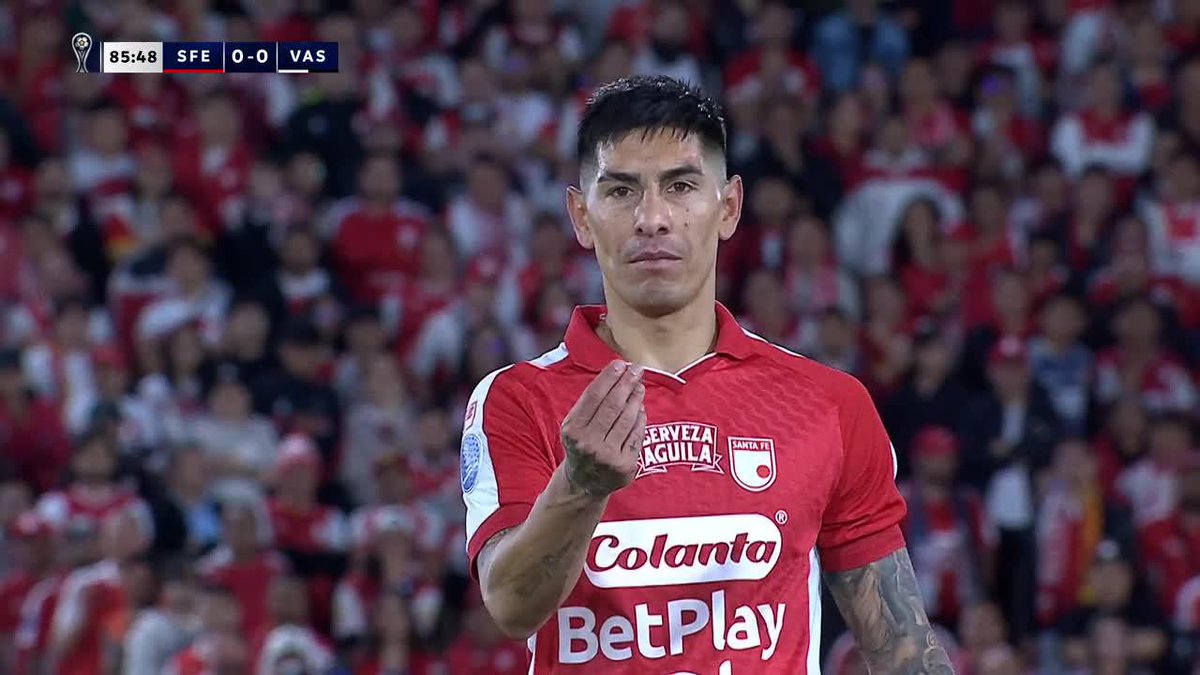 ¡SE DIJERON DE TODO! El argentino Emanuel Olivera y el colombiano Marino Hinestroza protagonizaron un picante cruce sobre el final del partido entre Independiente Santa Fe - Vasco Da Gama por la ida de los cuartos de final de la CONMEBOL #Sudamericana.