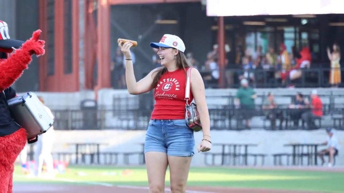 25¢ Hot Dog Night calls for a ceremonial first bite 🤣