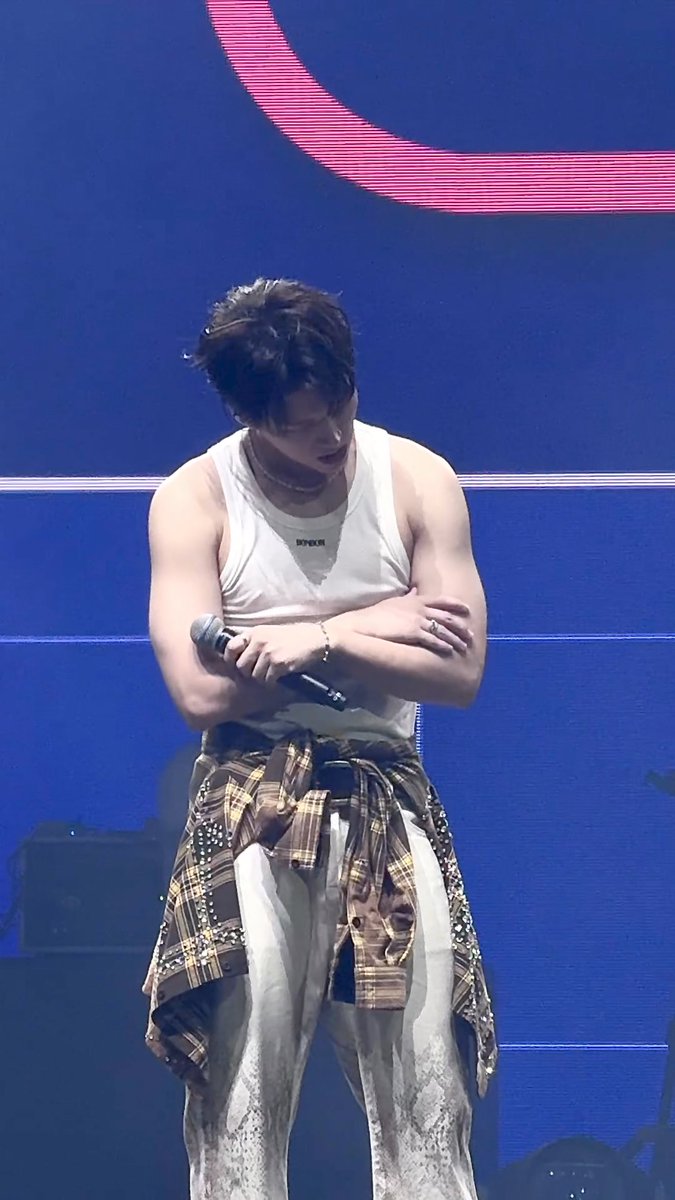 어떠케 자꾸 뒤에 밴드남자들만 쳐다보는거야.. 아니 뒤에.. 나 안 보고.. (질투하는 연기중이지만 밴드남자라닠ㅋㅋㅋ 무슨 소리세요 진심이 너무 담은 것 같습니다)