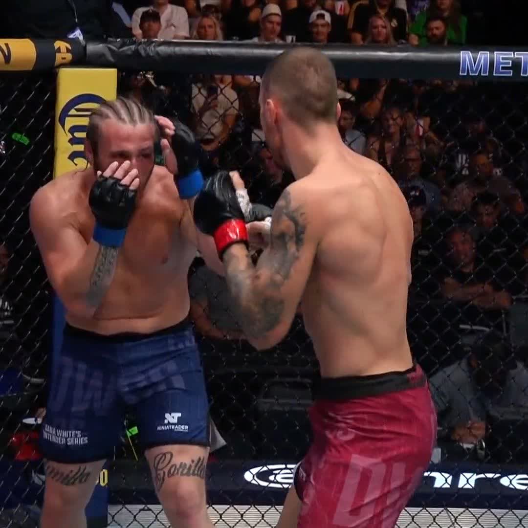 Esta vez la puntería fue buena, trabajo al cuerpo y gana Kozak por TKO #DWCS