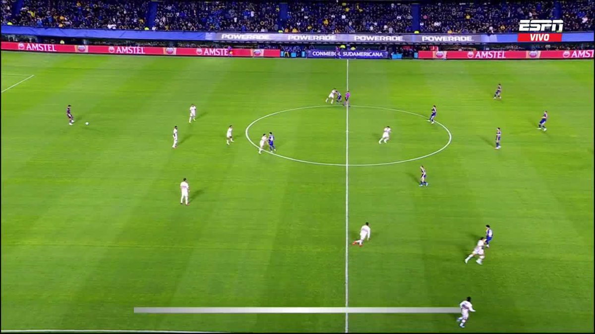 ¡ARRANCÓ EN MEDIO BESTIA! Pitazo inicial y Merential se cruzó con dos jugadores de San Pablo cuando iba a presionar tras el saque del medio. 📺 #DisneyPlus Plan Premium