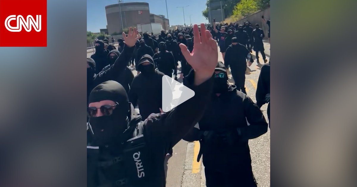 ملثمون يرتدون ملابس سوداء يغلقون الطرق في احتجاج مناهض للهجرة ببريطانيا
