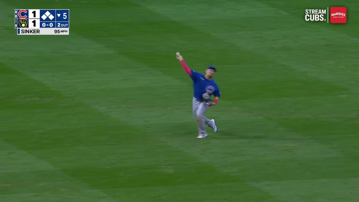 Seiya Suzuki cuts down the runner at home plate!