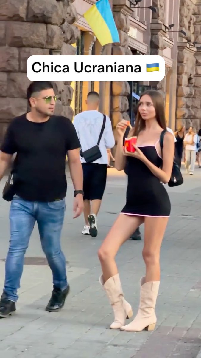 ¿Por qué los hombres tienen tanto miedo en acercarse y hablarle a una chica ucraniana 🇺🇦? Si te das cuenta ella te está dando señales para que le hables 🙈