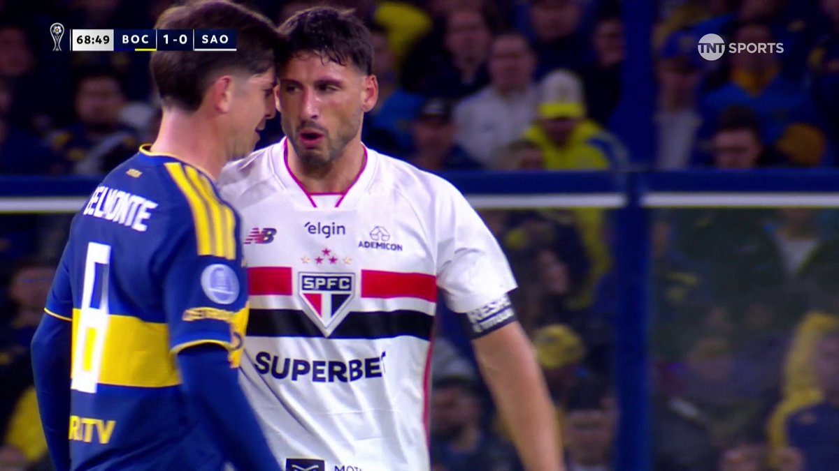 CALLERI Y BELMONTE, CARA A CARA El jugador de Sao Paulo se cruzó con el de Boca, que terminó tirado en el césped. CONMEBOL #Sudamericana