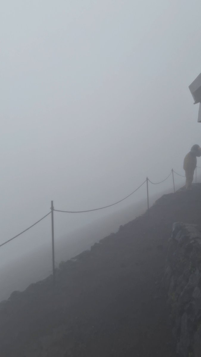 現在の富士山富士宮口新七合目の状況です。 雨は収まりましたが依然として強い風と濃霧です。