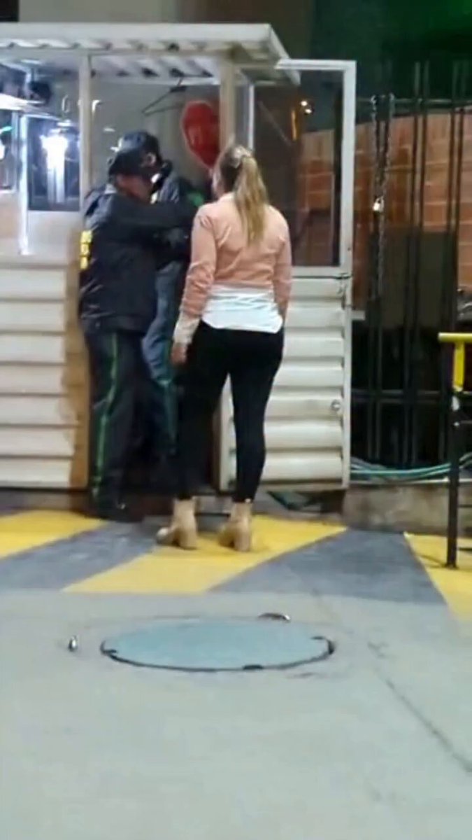 El diario vivir de los vigilantes en Colombia 🇨🇴 El compañero saca la paleta de PARE... señora pare, pare jajaja haber si así entiende 😂🤣