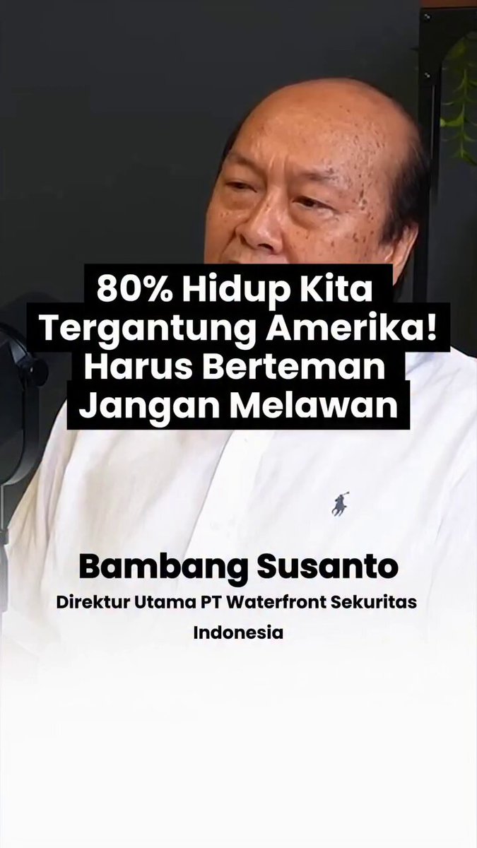 Mentalitas "Cari Aman" yang Bikin Melarat ​Gue kadang heran sama orang yang sok ngerti geopolitik, tapi prinsipnya cuma satu: ketakutan. ​Gaya bicaranya seolah-olah paham konspirasi Amerika dan Asing, tapi anehnya, kesimpulannya malah bikin kita jadi pecundang. Mantra utamanya: "Awas, jangan galak-galak, nanti Barat marah! Mending kita nurut aja, bersahabat sama semua orang demi keselamatan!" ​Bro, ini politik berbangsa dan bernegara, bukan lagi milih ketua RT yang penting senyum ke semua warga! ​Mari kita bedah cara berpikir "ajaib" ini lewat logika sederhana: 🔹️​Mengartikan Bebas-Aktif Bagaikan Jomblo Penakut 🔹️Dia pikir Politik Bebas-Aktif dan Gerakan Non-Blok itu artinya Indonesia duduk manis di pojokan, nggak punya pendirian, terus pasrah pasrah aja kalau mau dikerjain. Padahal dari zaman Bung Karno, Non-Blok itu dibentuk sebagai konsolidasi Global South—poros kekuatan ketiga! Kita itu bukan penonton penakut, tapi pemain yang punya daya tawar (bargaining power) tinggi biar Barat sama Timur sama-sama butuh Indonesia. Kalau kerjaannya cuma manggut-manggut karena takut "dianggap melawan", itu BUKAN diplomasinya negara berdaulat, tapi diplomasinya barang bawaan! ​Kekuatan Itu Gak Cuma Soal Angkat Senjata bos !!! Orang-orang mentalitas pasrah begini mikirnya power itu cuma berarti punya tank dan bom atom. Karena merasa militer kita nggak sekuat adidaya, ya sudah, milih tiarap aja. Banci !!! Padahal di dunia modern, nilai tawar kita itu ada di kedaulatan sumber daya, jalur maritim strategis, dan komoditas kunci. Kalau sumber daya punya kita, posisi geopolitik strategis ada di kita, ngapain harus minder dan gemeteran duluan? ​Doktrin Ketakutan yang Melumpuhkan Narasi-narasi penakut begini kalau sering dibisikin ke telinga pemimpin / prabowo, efeknya merusak banget. Bangsa ini bisa kehilangan rasa percaya diri. Ujung-ujungnya, kita nggak berani mengambil keputusan berani demi kepentingan nasional cuma gara-gara paranoia bakal "dihukum" asing. Kalau dari awal mindset-nya udah takut diperkosa atau diperbudak secara geopolitik, ya sampai kapan pun bangsa ini cuma jadi penonton yang makin melarat karena nggak punya bargaining power sama sekali! ​Kesimpulannya: Dunia diplomasi global itu arena saling tawar nilai dan kepentingan. Kalau baru digertak bayangan asing aja udah langsung gemeteran dan milih pasif, ya siap-siap aja didikte seumur hidup. Be smart, be strong, and be powerful! Berani berdiri tegak di atas kaki sendiri itu bukan berarti cari musuh, tapi bukti kalau kita punya harga diri! Untuk menjadi Kuat dan Memiliki Kekuatan GA SELALU harus memiliki MILITER, TAPI OTAK Manusia Bukan OTAK REPTIL !!! :: WeKa ::
