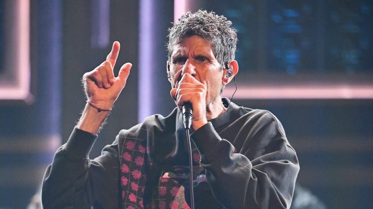 Mike D 5D performs a medley of “Make It Stop” & "That's Right"! Watch the full performance ⬇️ #FallonTonight