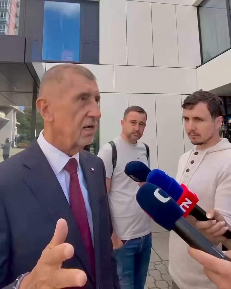 "Co si to dovolujete? Jste aktivistická baba." Evropská komise pozastavila proplácení dotací pro společnost Agrofert. Český premiér Andrej Babiš se dle ní nachází "v potenciálním střetu zájmů, který dostatečně nevyřešil". Premiér Babiš na to řekl, že ho "postoj komise nezajímá". Riziko premiérova střetu zájmů se přitom projevuje i v ČR. Babišův ministr zemědělství Šebestyán chce uzákonit předkupní právo na zemědělskou půdu pro nájemce. Tím zdaleka největším nájemcem v ČR je shodou okolností právě Agrofert a nový zákon by pro něj tedy představoval největší výhodu. Tématu se opakovaně věnujeme v našem podcastu Zákon džungle. Premiér Babiš nás kvůli tomu označil "za nemocné". Aleš Rozehnal | Zákon džungle 👇