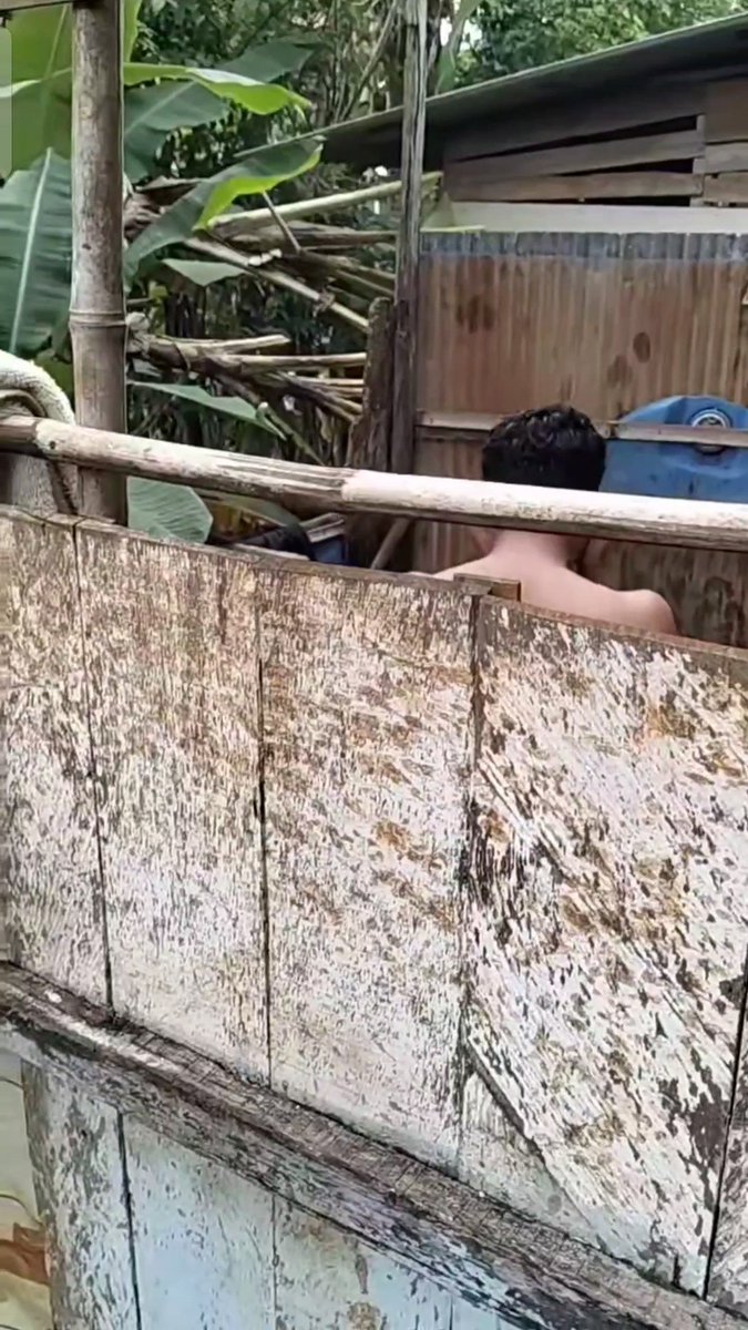 Lihat adek lagi mandi