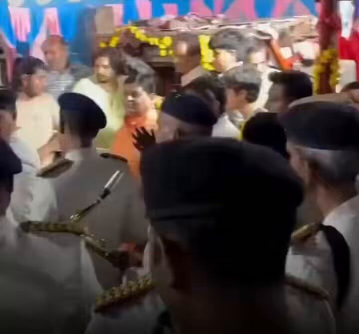 A HANUMAN IDOL REFUSES TO MOVE FOR FOUR DAYS 🔥 Ujjain’s authorities tried everything to move Hanuman Ji’s idol, but every attempt failed. Hanuman Ji stayed right where He was😳 After four days, they finally arrived with a band to pay their respects The power of Hanuman Ji 🚩