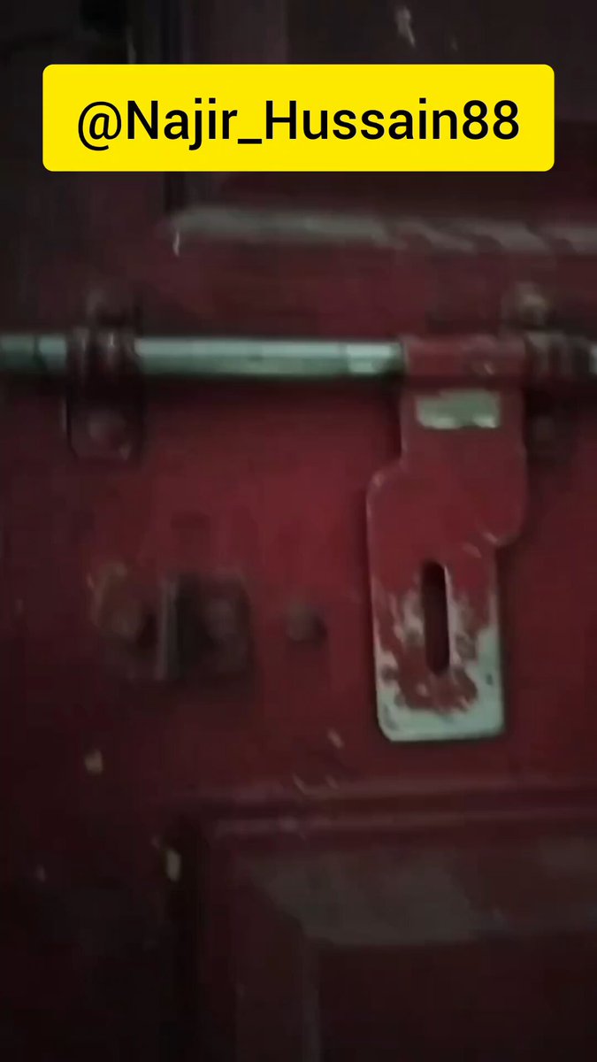 अचानक मकान मालिक अपने किराए पर दिए रूम पर पहुंच जाता है अंदर जो चल रहा था उसे देख कर चौंक जाता हैं। मकान मालिक :: ओए ओए क्या कर रही थी वह लड़की लड़का :: कुछ नहीं कर रही हैं। मकान मालिक :: क्या कर रही थी उस लड़की को निकाल लड़का :: कुछ नहीं कर रहे थे भाई अचानक से आया मकान मालिक रूम में लड़की को देख कर युवक पर आग बबूला हो जाता हैं। आगे क्या होता है इसके लिए वीडियो को पूरा देखें और अपनी राय कमेंट में जरूर दें.!