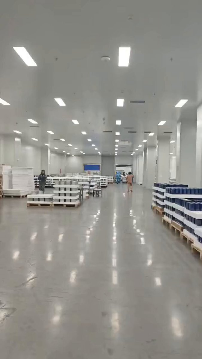 宁德时代宜宾基地班长不让普工上厕所 导致拉裤兜里了 然后心态爆炸 在车间裸奔拿粑粑丢人 班长在后面追 这个视频微信已经不能转发 苦笑一声