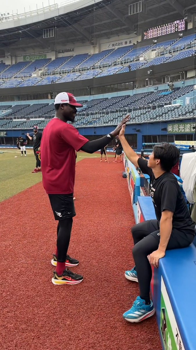 …マルコブ？ 練習前 #小深田大翔 選手にキュートな挨拶をする #ジュニオル・マルテ 選手🤝 マルテ選手 「コブはいつもニコニコで、コブを見ているとハッピーになれる😊」 #マルコブ #RakutenEagles #強鷲革新