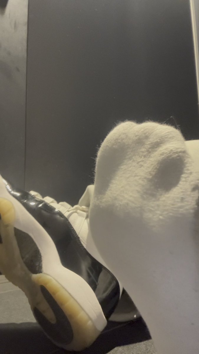 aj11闷到脚🦶和袜子🧦都湿透了，小狗🐶拿脸来擦干净🥵#白襪 #whitesocks #原味 #gay #白袜 #臭襪 #gooner #s