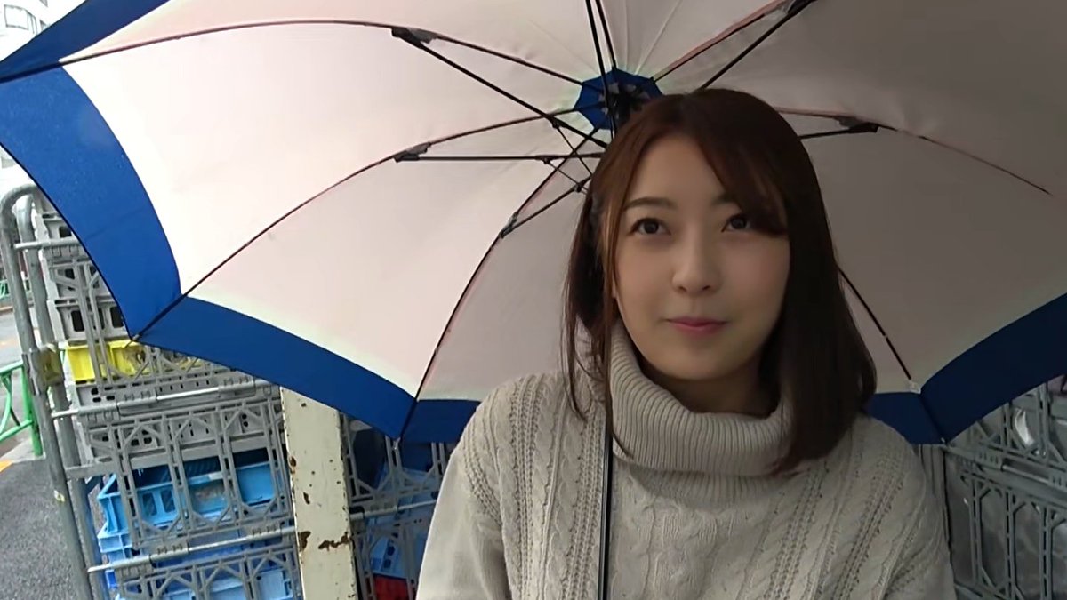 よく振りますねー☔ 雨の中、人妻さんにインタビュー