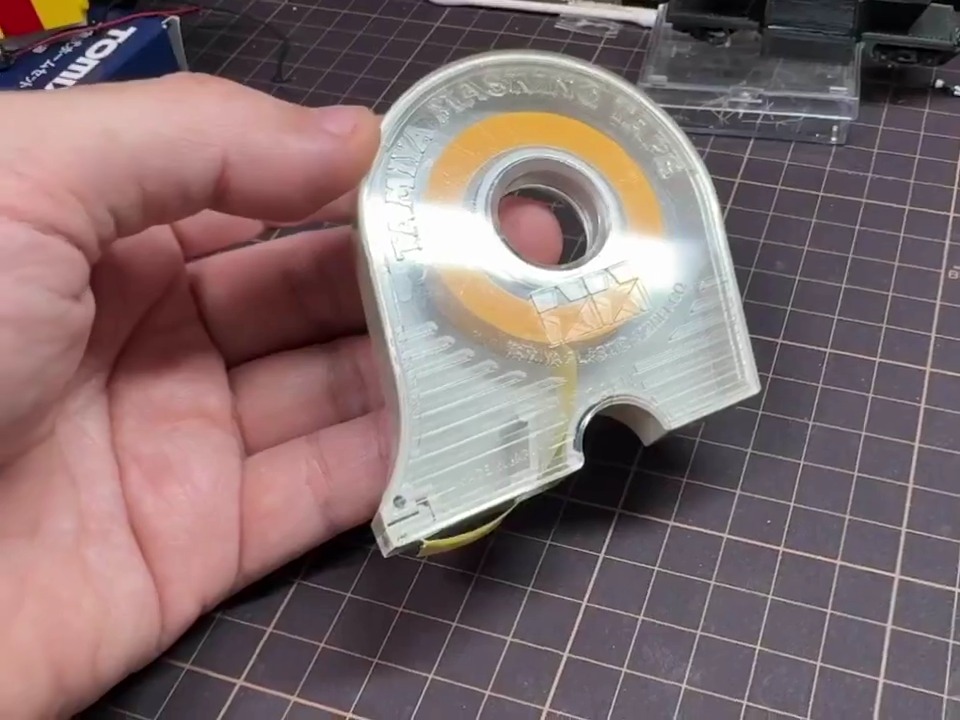 いや!こんなに違うの!?!? マスキングテープを貼る時、そのまま使わず、一旦ナイフでカットした辺を使うと良い、とは聞いてましたが、こんなに綺麗になるとは!! こりゃ結果に響きますね! #プラモデル