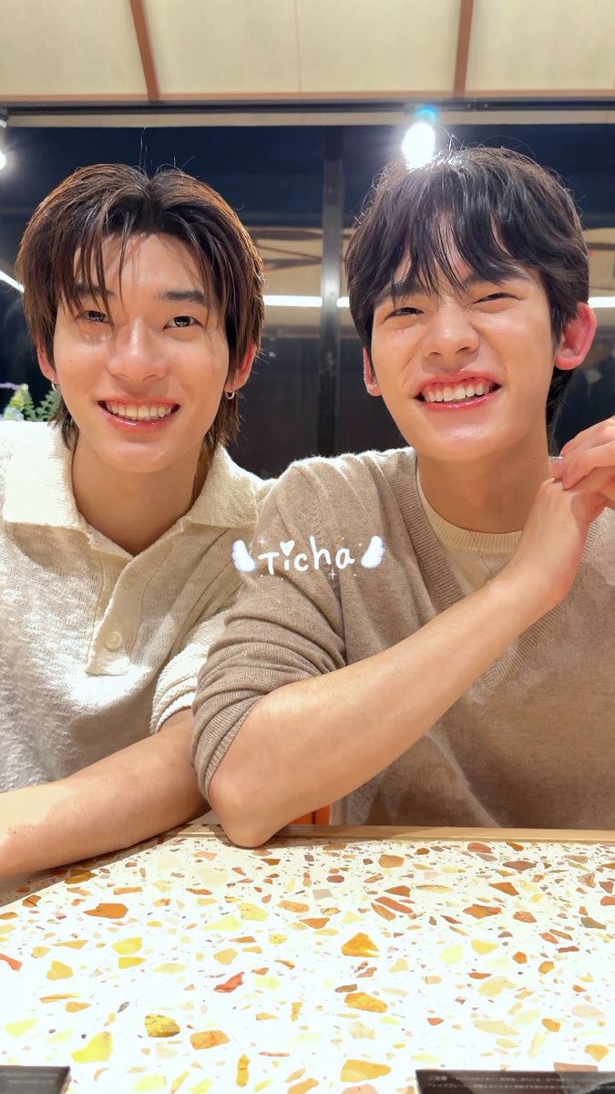 มีเด็กบอกว่า“อุ้ยย อย่าลืมมาใส่อวดด้วยน้าาา” เสื้อตัวจริงน่ารักมาก ดีเทลทุกอย่างกับความตั้งใจของตี๋ตี๋ป๋อมีความหมายมากๆกับแฟนคลับโดยเฉพาะพระอาทิตย์ พระจันทร์ แล้วก็ดาววาวา🥹✨ TEETEEPOR ENJOY EATING #ตี๋ตี๋ป๋อ #teeteepor ใส่อวด ❌ ใส่กรอบ ✅