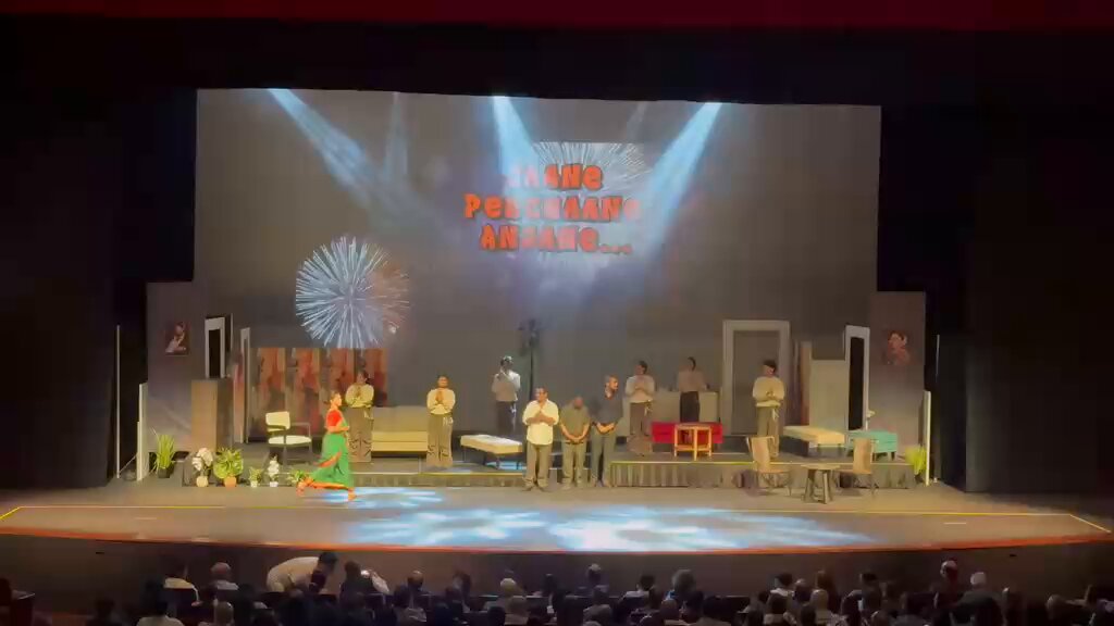 THANK YOU DALLAS for the amazing, amazing response to our play, Jaane Pehchaane Anjane! Your warmth, laughter, applause and standing ovation gave us the perfect send-off for the first phase of our US–Canada tour. We are now on our way to Vancouver, where we perform on September 11. Looking forward to dazzling the wonderful Vancouver audience—and being dazzled by their love in return! Love, love and more love! ❤️🙏 #JaanePehchaaneAnjaane #Dallas #Vancouver #Theatre