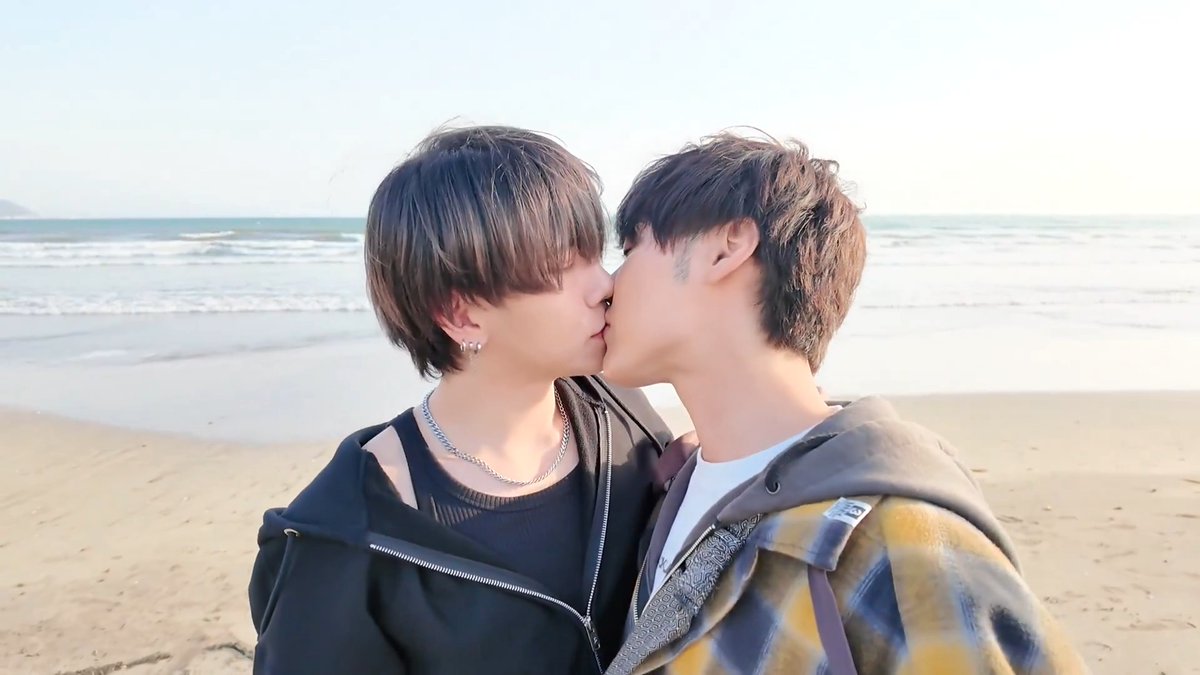 海辺でキスする男の子たち
