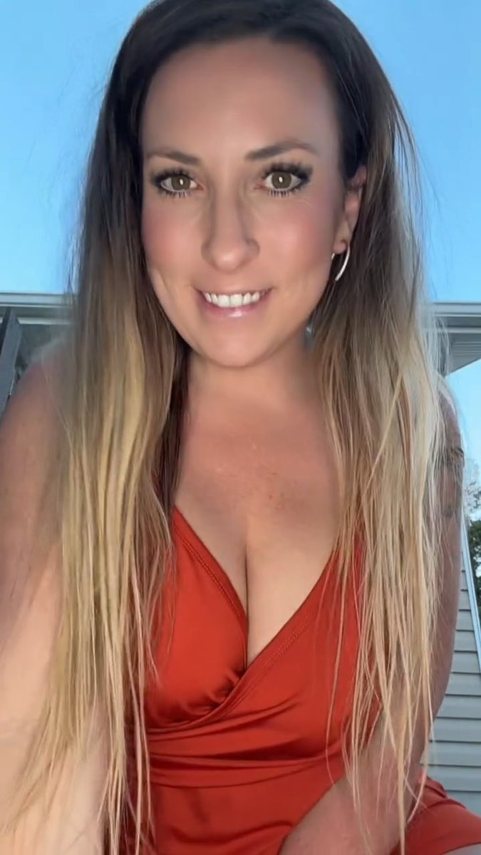 We don’t want another noise complaint now do we! 🤪 #shh #bequiet #kinky #curves #dating #hotwife #singlemom