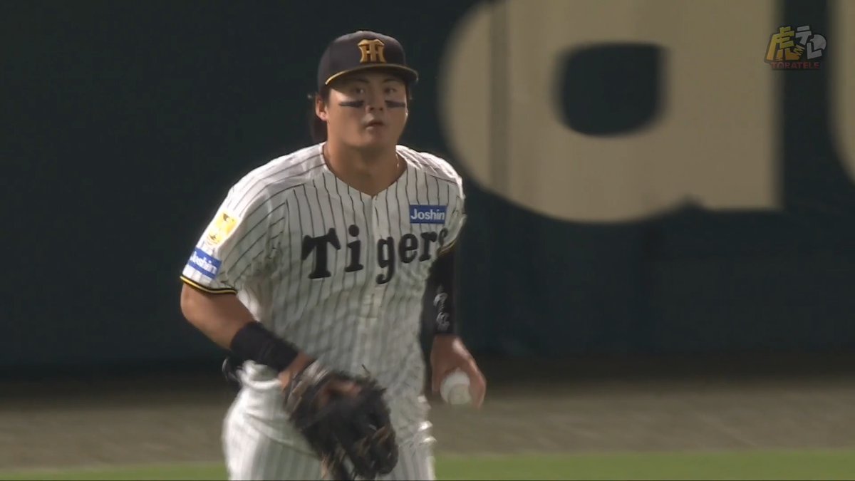 5回表、前川選手がレフトへの大飛球を背走しながらランニングキャッチ！