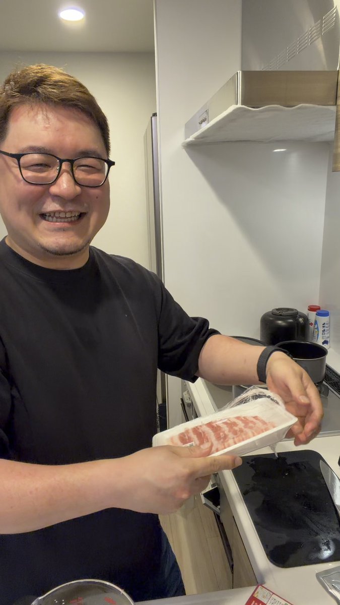 ヤスタカさんが夕飯を作ります 長いので飛ばしながら見てね 今日の献立 ・豚バラ大根すき焼き煮 ・かぼちゃ煮付け ・味噌汁 ・ごはん 動画外でキャベツの千切りを作ってます #めしタカさん