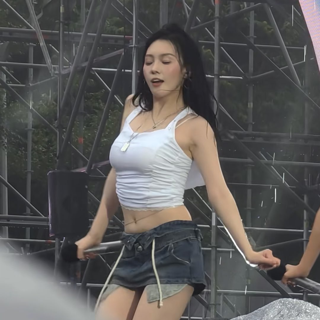 obsessed with how chaehyun do the last part of bubblegum shes so sassy with it 😭