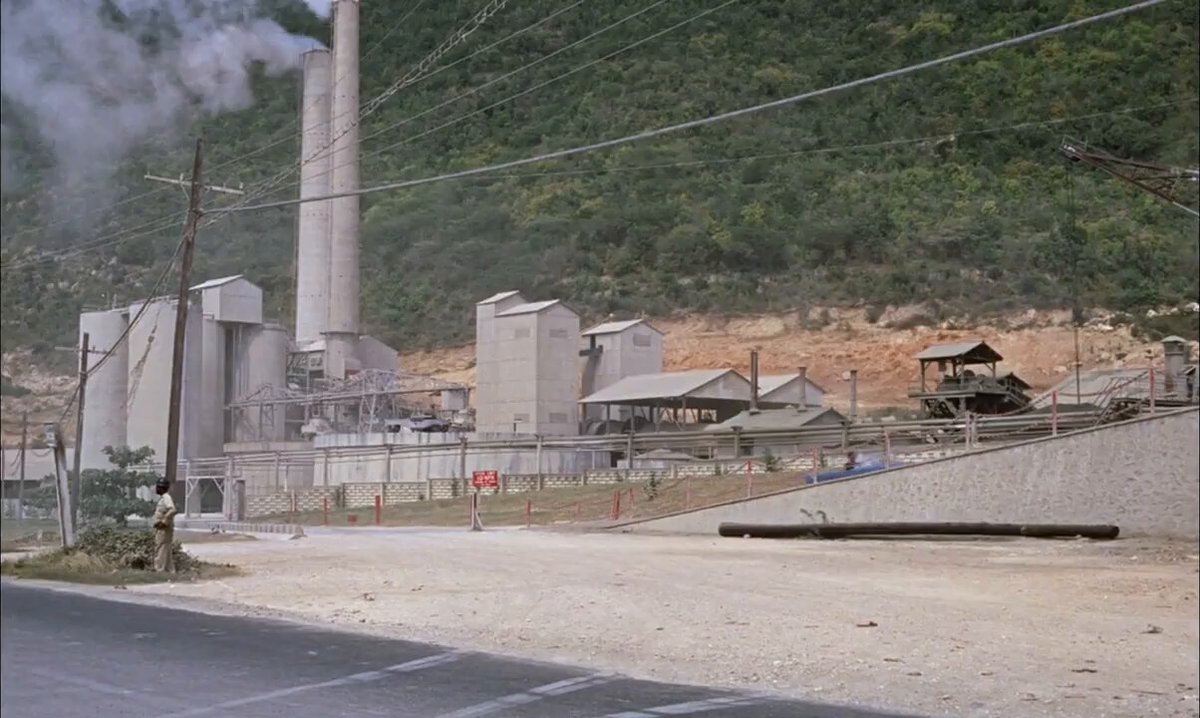 Editor Peter Hunt felt that the use of back projection in Dr No was good.