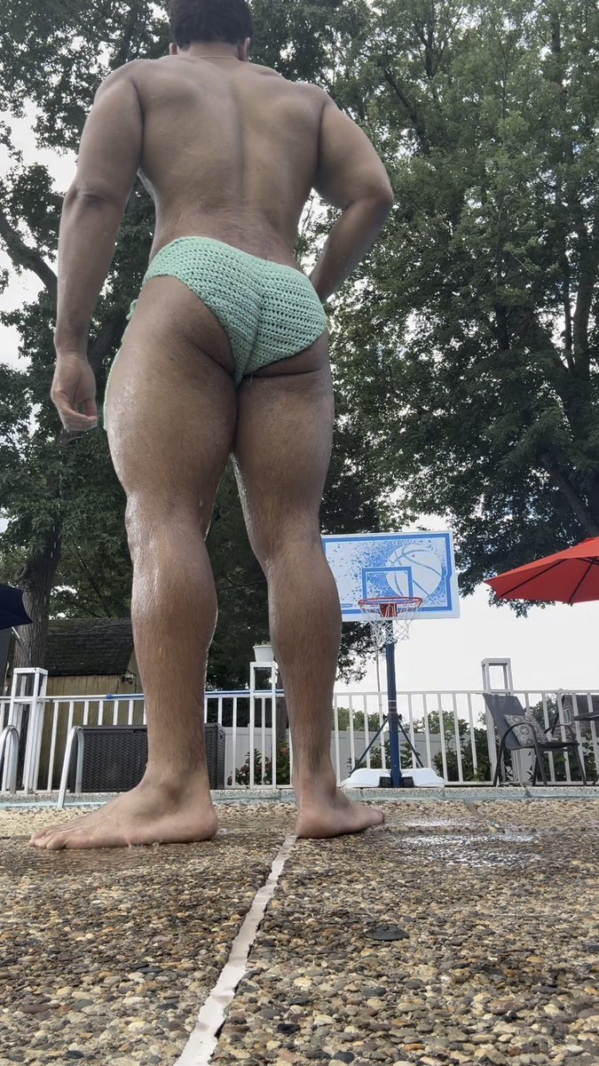 I’ve had more pool days than beach days this summer 🧶👙🩵