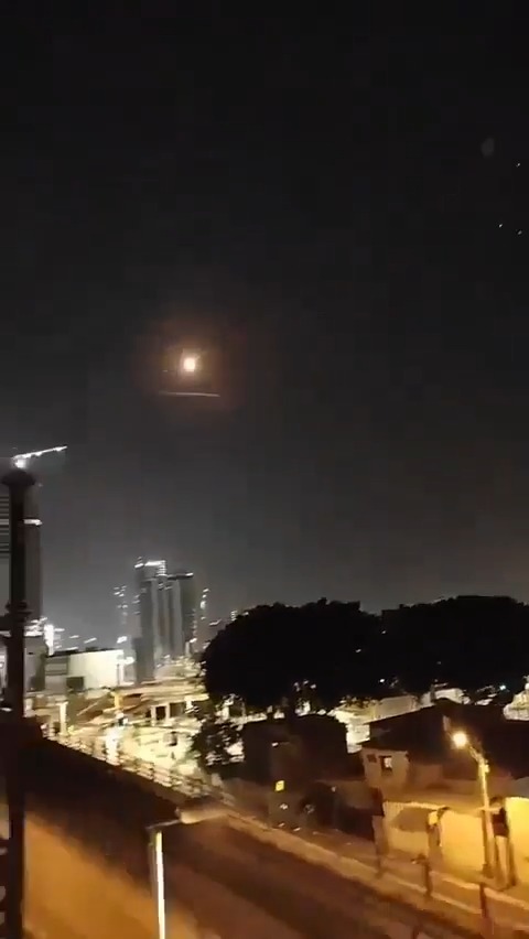 Footage reportedly showing Iranian missiles inbound and American/Jordanian counter battery fire (appears to be Patriot...) yesterday at the Muwaffaq Salti Air Base in Jordan where American military members are stationed. Plan accordingly... #war #iran #israel #jordan #missile #PAC2 #MIM104 #USAF #MuwaffaqSaltiAirBase