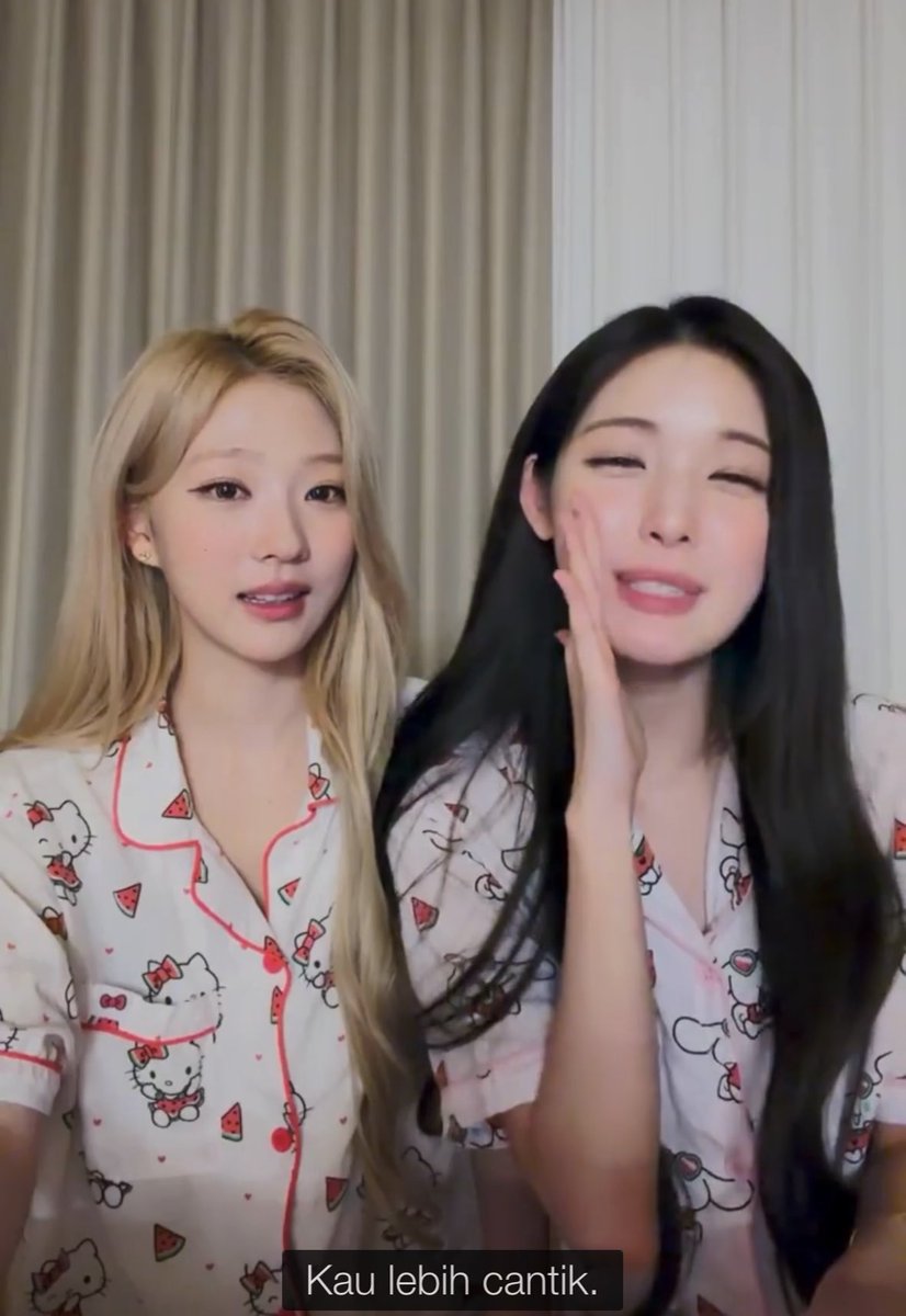 BAYANGIN 😭😭 LAGI JALAN BELI BAJU TERUS DIRILU DIBILANG LEBIH CANTIK DARI IDOL..PADAHAL ITU DIRILU 😭😭 🎀 : Suatu hari aku myeongdong beli baju bersama ayahku 🎀 : Jadi aku membeli satu atau dua baju terus ke kasir 🎀 : Terus si kasir malah bilang “Kamu mirip dengan Yuha Hearts2Hearts” 🎀 : Jadi aku berterimakasih namun dia bilang lagi “KAMU LEBIH CANTIK DARI YUHA” 🎀 : Terus saat aku mencoba baju dan melepas topi dia bilang “ KAMU CANTIK BANGET” 😭😭😭😭 EMANG SECANTIK ITU
