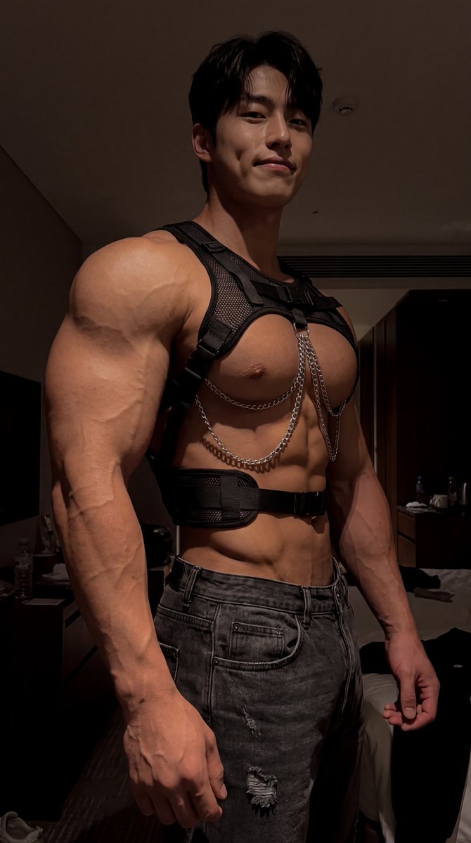 I always like to surprise you. But this one might look a little familiar 😉🖤⛓️ Shot with ImagineArt