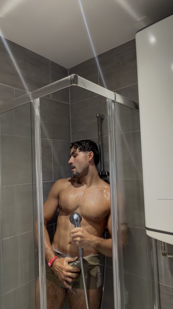 Vidéo en promo sur mon compte T4F ! Nouvelle vidéo où je retire le caleçon sous la douche et ou je finis sur toi 💦🍆 Viens voir la suite ! Promo pour les 15 premiers