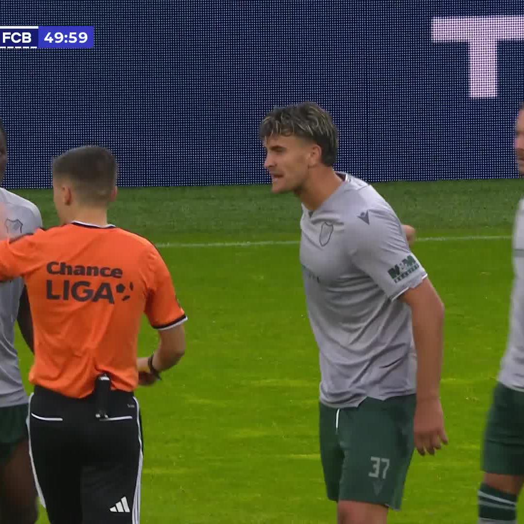 Smolný zápas pro Matěje Chaluše 🫣 V prvním poločase mu byla odvolána branka, ve druhé půli pak viděl červenou kartu. 🟥 #OneplaySport | #ChanceLiga