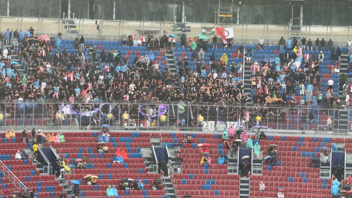 Caen 4 gotas y el Camp Nou vacío. Mientras los holandeses dando una lección. Afición de plastilina. Ya se vio el día del Eintracht de Frankfurt.