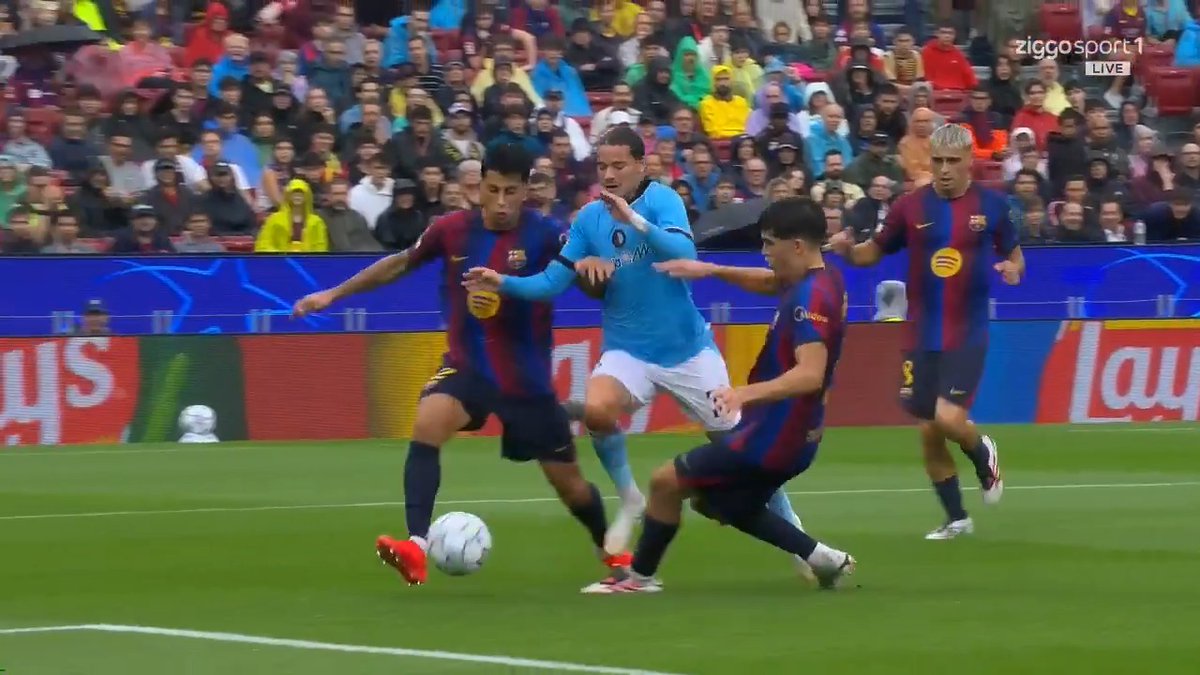 Hadj Moussa onderuit gehaald 😳 Had de bal op de stip gemoeten? 🔎 #ZiggoSport #UCL #BARFEY