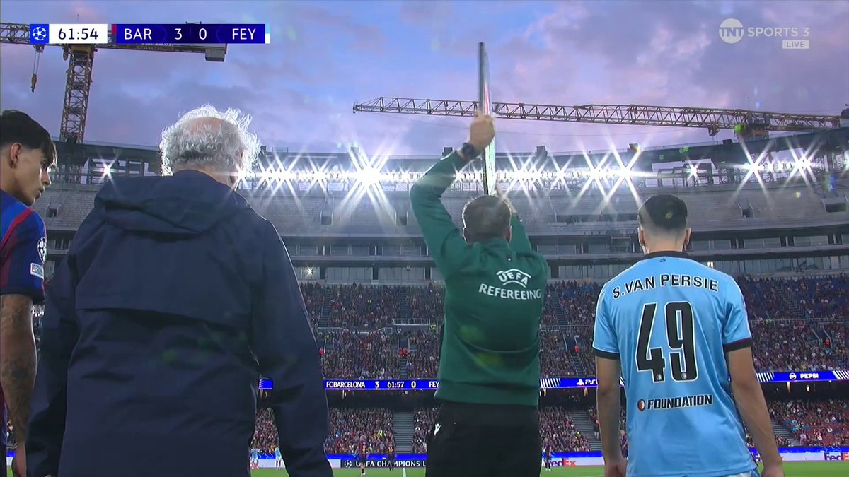 Van Persie Champions League debut 🤩 Following in his father’s footsteps, Shaqueel van Persie makes his UCL debut for Feyenoord at 19 🙌 📺 Watch on TNT Sports & HBO Max