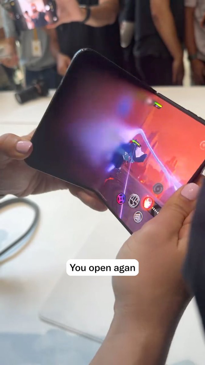 我坚信 iPhone Duo屏幕一定也会有折痕 看这次怎么售后吧 别家都不给换,以Apple规矩应该给换的 所以必须买😂