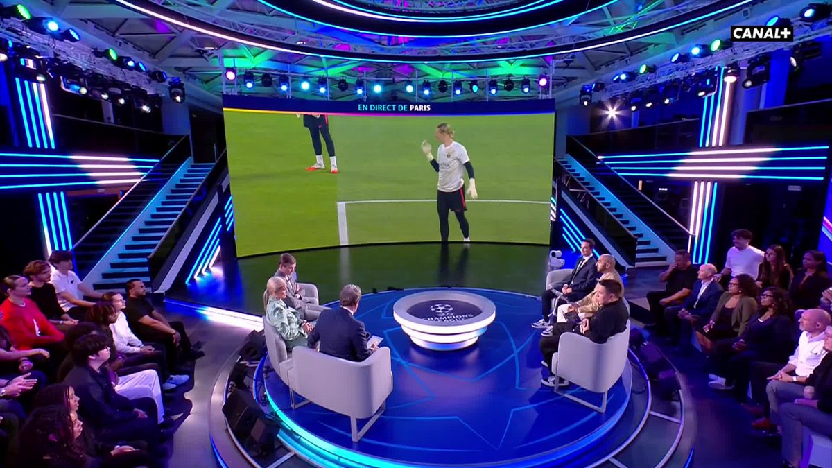 🚨 « EST-CE QU'IL DOIT FAIRE L'HYPOCRITE ? AU MOINS IL EST FRANC, IL A CONFIANCE EN LUI ! » 👏 Walid Regragui 🇲🇦 défend Kylian Mbappé 🇫🇷 au sujet du Ballon d'Or. 🌕 🎥 CANAL+ Foot