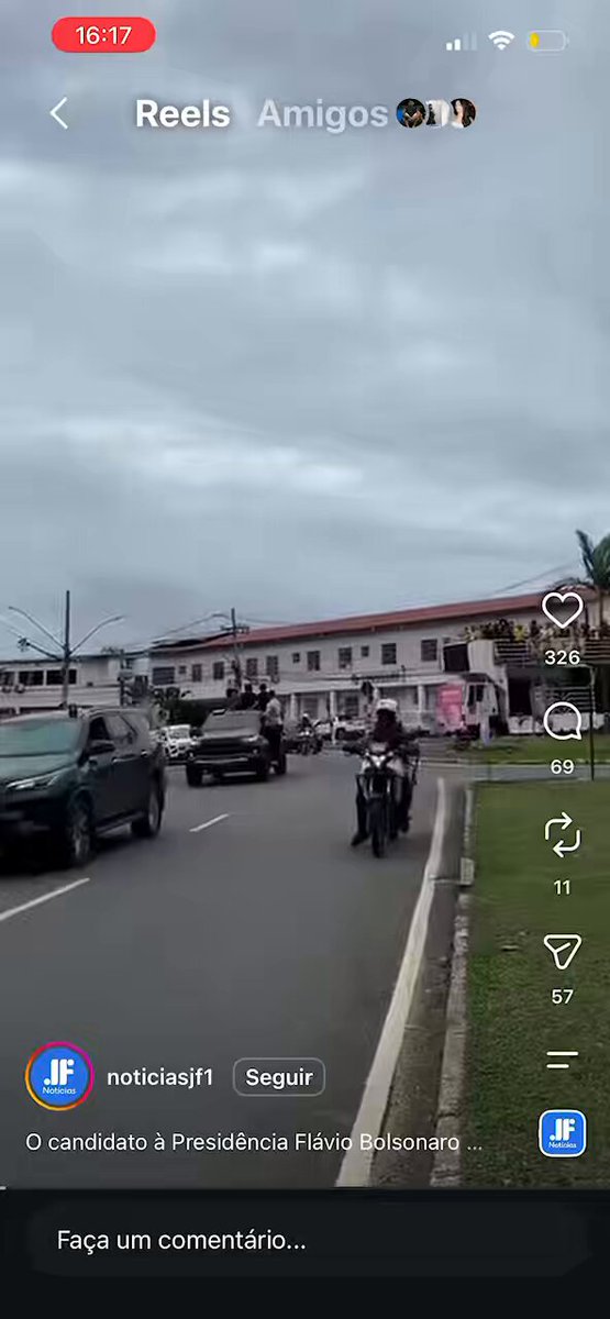 to chorando o caminhão quase tombando na curva kkkkkkkk mais um pouquinho e o flavio bolsonaro vai de jair em juiz de fora dnv