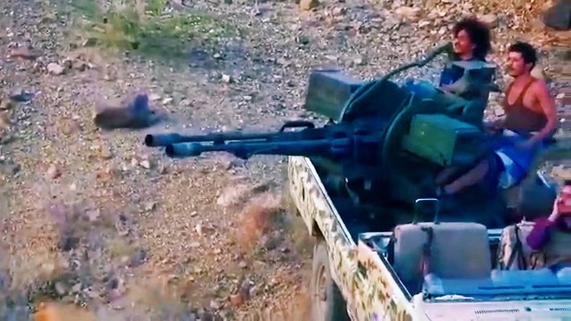 این تصاویر که توسط روابط عمومی ارتش ملی یمن منتشر شدهاند، یک نکته عملیاتی مهم برای زیر فشار قرار دادن نیروهای حوثی در بلندیها را افشا میکنند: در کنار حضور پهپادهای شناسایی-رزمی مجهز به دو خمپاره ۸۱، سلاح پدافند هوایی دولول روسی نیز وارد میدان شده است تا از نیروهای در حال پیشروی در مناطق کوهستانی پشتیبانی مستقیم آتش به عمل آورد. رضا