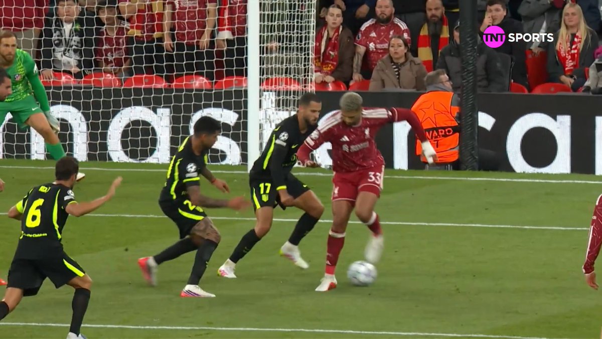 O Ronald Araújo meteu uma assistência de LETRA no gol de empate do Liverpool