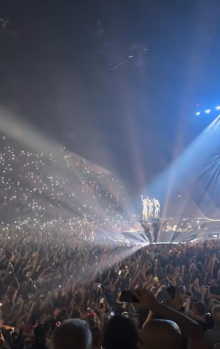 The Pussycat Dolls performando “Stickwitu” na “PCD Forever Tour”.