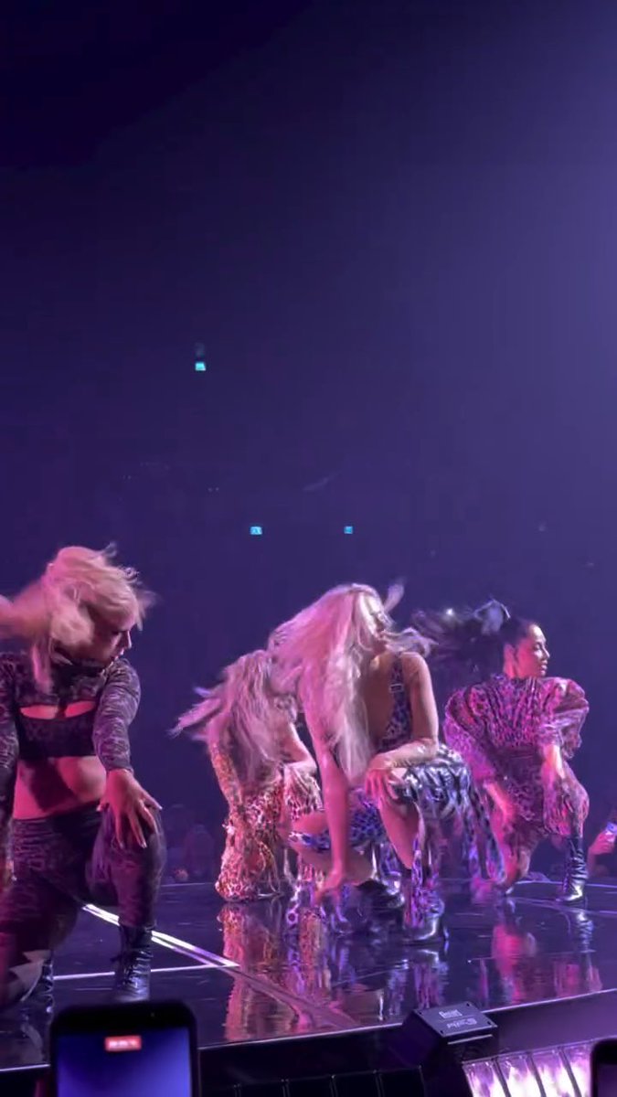 Trecho de “Buttons” com elementos de “Sports Car” da Tate McRae, performado pelo The Pussycat Dolls na PCD Forever Tour.