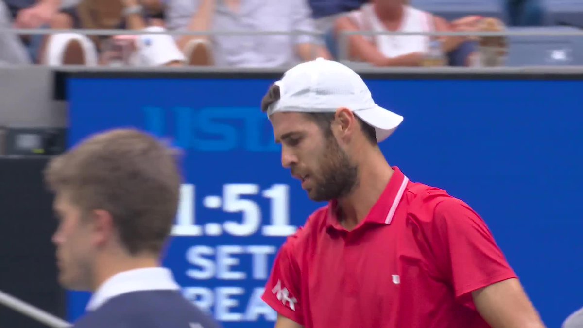 Karen comes out swinging 💥 Khachanov with the first set, 6-2.