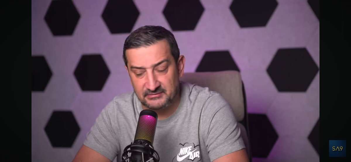 Sporting Lizbon Galatasaray Serhat Akın: Çok ciddi paralar çok ciddi transferler şimdi şöyle sen gol asist yapmayabilirsin ama en azından artıların eksilerin ne ortaya çıkar yani mesela şimdi Trosard Beşiktaş'a geldi ayakta duramıyordu kuvvetsizliği şuydu buydu ama en azından atmak istediği pasları işte adam eksiltmeye çalışmalarını bir şeyleri hissettiriyordu yani bir şey var bir şeyler olacak ama şimdi Batrakova ben bak bakıyorum abi yani şimdi bir top geldiği anda mesela top nereden geliyor Sanchez mi geliyor Sanchez geri gidiyor Toreira adam mı geliyor geri gidiyor sane mi veriyor geri veriyor yani bir böyle bir dönüşünü bir alışını ne bileyim top kontrolü ile birlikte döndüğünü göremedim abi yani bir insanın şimdi mesela Batrakova'nın artısı ne mesela Galatasaray'a veya kendine mesela özelliği ne abi Batrakova 0 yok Barış Santrafor oynuyor yani bir tane top tutamaz mı yani barış yani mesela kuvvetli yani barışla ilgili şöyle bir şey var abi hep kuvvetli tamam mı hep kuvvetli ben de hep diyorum kuvvetli kuvvetli ama şimdi kuvvetli de kuvvetini yanlış kullandığında veya hiç kullanamadığında kuvvetinin hiç kimseye faydası yok kendisine de yok bir tane top tutamayan bir barış mesela tamam mı şimdi bak sayıyorum Yunus zaten öyle geziyor kaptanlık bandını almış dolanıyor tamam mı bakıyor ne var ne yok mesela bir deniz güne bir pas attı yani en hızlı oyuncu leah o topa yani imkanı yok yetişemez bu seviyede mesela abi şu çeker gibi bir pas yani çok futbolda oynanış tarzında çok kirlilik var yani oyuncular hazır değil diyeceğim ne alaka değil mi mesela bu şampiyonlar ligi maçı mıydı böyle işte bir hazırlık maçı mıydı sporting ile. Sen 15 dakikaya gelmişsin burada maçı domine ediyorsun. Ondan sonra bir anda maç tersine dönüyor. Ben dedim ki Galatasaray 3 atar. 3 yedi. Yani az da yedi yani. Daha da fazla atabilirdi rakip. Galatasaray'ın pozisyonu var. Sana mükemmel her şey. Mükemmel vurayım diyor. Abi vur işte ayak içi. Senin zaten iyi abi. Sen illa topu çatala atmak zorunda değilsin. Normal vurabilirsin. Tamam mı? Şimdi sayıyorum. Batrakov sahada yok. Barış'ın bir tane olumlu hareketi yok Bir tane yok ama bir tane olumlu hareketi yok Barış Bir tane ikili mücadele kazandığını Bir tane adam eksiltip orta kestiğini Yani şöyle Leo girdi Hazır değil veya şey Leo Adamı çalınmadı tak Ortaya nokta atışı shoot out Ama en azından Bir dakika içinde Barış'ın 70 dakika 90 dakika yapamadığını yaptı Yani Barış'a şimdilik diyorlar ki 30-35 milyon falan filan Abi kimse kusura bakmasın Kimse Barış'a 30-35 milyon vermez abi. Şu haliyle. Böyle bir şey yok. Bir tane olumlu hareketi yok. Batrakova aldılar. Niçin aldılar? Yani altyapıdan bir oyuncu çıkartsam herhalde daha fazla mücadeleler. Herhalde daha fazla iklim. Abi golde yüzde yüz onun hatası. Yüzde yüz ilk golde. Abi vücudunu sokacaksın. Senin artık kalene gol geliyor. Senin ekmeğin gidecek elinden. Senin ekmeğini almaya gelmiş adam. Çocuk gibi böyle ayağına sokayım mı, sokmayayım mı, vücudumu sokayım mı ama böyle bir zaman ben mi öyle yanlış gördüm bilmiyorum. Bir daha bakarsınız bu sonlara. Korkunç kötü yani.